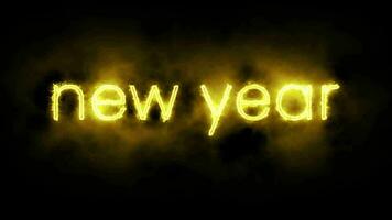 nuevo año escritura con un fuego efecto y amarillo. video