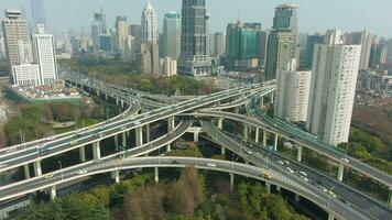 complexo estrada junção às ensolarado dia. Xangai, China. aéreo visualizar. médio tomada. zangão é órbita, inclinar baixa video