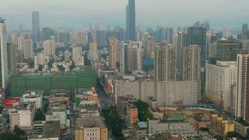 Shenzhen Stadt. luohu und Futian Kreis städtisch Horizont. China. Antenne Sicht. Mittel verraten Schuss. Drohne fliegt nach vorne, Kamera kippt oben video