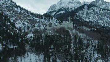 Neuschwanstein castelo dentro inverno dia. bávaro Alpes, Alemanha. aéreo visualizar. Largo tomada. zangão moscas frente video