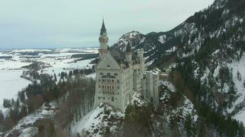 neuschwanstein castello nel inverno giorno. montagne e foresta. bavarese Alpi, Germania. aereo Visualizza. largo sparo. fuco è orbitante senso orario, mosche verso il basso video