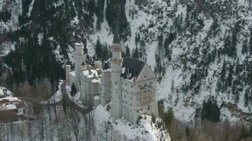 Neuschwanstein Château dans hiver journée. montagnes et rochers. bavarois Alpes, Allemagne. aérien voir. large tir. drone est en orbite dans le sens horaire video