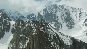 Tian Shan schneebedeckt Berge. Drohne ist umkreisen gegen den Uhrzeigersinn video