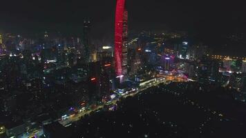 Shenzhen, Chine - Mars 28, 2019 clé royale la finance la tour gratte-ciel et paysage urbain à nuit. aérien voir. drone mouches avant, inclinaison en haut. révéler coup video