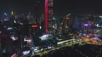 Shenzhen, Chine - Mars 28, 2019 kk100 gratte-ciel et paysage urbain à nuit. aérien voir. drone mouches vers le bas, inclinaison en haut video