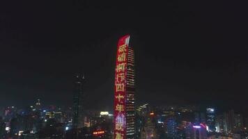 Shenzhen, China - maart 28, 2019 kk100 wolkenkrabber en stadsgezicht Bij nacht. antenne visie. dar vliegt achteruit en omhoog, kantelen naar beneden video