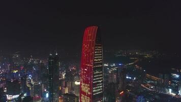 Shenzhen, Chine - Mars 28, 2019 clé royale 100 gratte-ciel et paysage urbain à nuit. aérien voir. drone mouches vers le haut, inclinaison vers le bas video