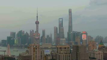 Xangai, China - marcha 22, 2018 haungpu e Lujiazui distrito. China. aéreo visualizar. zangão moscas para trás e para baixo. médio tomada. video