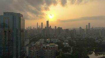Shenzhen, China - maart 28, 2019 stad Bij zonsondergang. antenne visie. dar vliegt omhoog video
