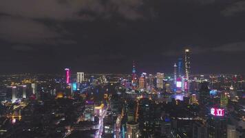 shanghaï, Chine - Mars 20, 2018 shimao international place et lujiazui horizon à nuit. aérien voir. drone mouches en arrière. video
