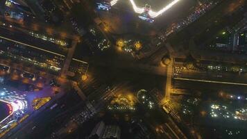 complejo la carretera intercambio en llevar a la fuerza, China a noche. aéreo vertical De arriba hacia abajo vista. zumbido gira y volador hacia arriba video