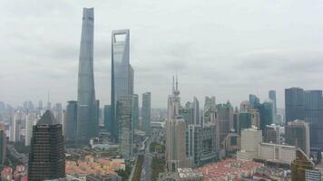 llevar a la fuerza horizonte en nublado día. lujiazui distrito. porcelana. aéreo vista. zumbido moscas hacia atrás y hacia abajo video