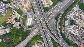 complejo autopista intercambio en Guangzhou en día, porcelana. aéreo vertical De arriba hacia abajo hiper lapso, hora lapso. coche tráfico. zumbido rotación video