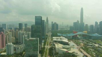 Shenzhen horizon Bij bewolkt dag. centraal bedrijf wijk. futiaan. China. antenne visie. dar vliegt zijwaarts en omhoog video