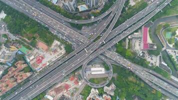 complexo rodovia junção dentro Guangzhou dentro dia, China. aéreo vertical Careca visualizar. carro tráfego. zangão gira e moscas para baixo video