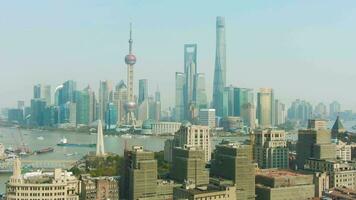 Shanghai Horizont. Huangpu und lujiazui Stadtbild beim klar Tag. China. Antenne Sicht. Drohne fliegt seitwärts video