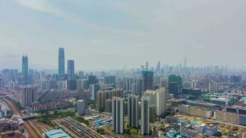 Shenzhen cidade às ensolarado dia. luohu e futiano distrito. azul céu. residencial vizinhança. guangdong, China. aéreo Tempo lapso, hiper lapso. zangão moscas lateralmente e para cima video