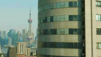 Xangai cidade. Huangpu e Lujiazui distrito. Claro céu. China. aéreo visualizar. zangão moscas de lado. médio tiro video