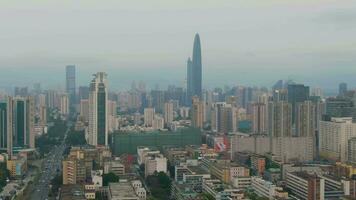 Shenzhen stad. luohu en futiaan wijk stedelijk stadsgezicht. China. antenne visie. medium schot. dar is in een baan om de aarde video