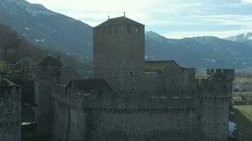 montebello slott. Bellinzona, ticino, schweiz. swiss alperna. antenn se. Drönare flugor uppåt luta ner medium skott video