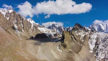 tian Shan montañas y azul cielo con nubes aéreo hiper lapso, hora lapso. zumbido moscas oblicuo y hacia arriba video