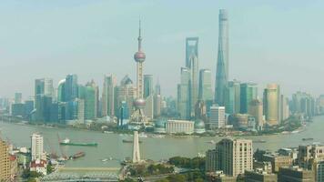 shanghai stad. huangpu och lujiazui stadsbild på klar dag. Kina. antenn se. Drönare flugor sidled och uppåt video