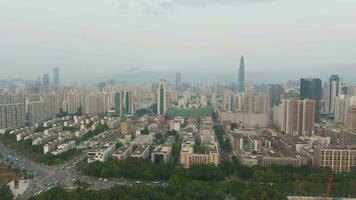 shenzhen ciudad a día. luohu y futiano distrito urbano paisaje urbano porcelana. aéreo vista. zumbido moscas oblicuo y hacia arriba video