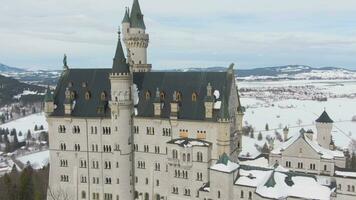 Neuschwanstein Château dans hiver journée. montagnes et neige champ. bavarois Alpes, Allemagne. aérien voir. large tir. drone est en orbite dans le sens horaire video