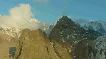 tian shan bergen en rotsen Bij zonsondergang. ala-archa nationaal park. Kirgizië. antenne visie. dar vliegt zijwaarts en omhoog video