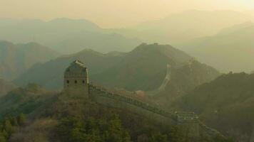 Super goed muur van China Bij zonsondergang en bergen. slecht. antenne visie. dar vliegt vooruit video
