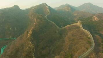 großartig Mauer von China beim Sonnenuntergang und Berge. badaling. Antenne Sicht. Drohne fliegt nach vorne, Neigung oben video