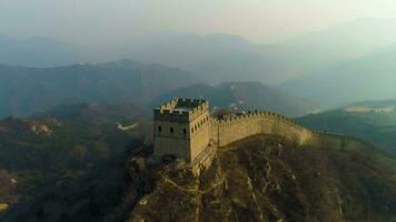 Super goed muur van China en groen bergen in smog Bij zonsondergang. slecht. antenne visie. dar is in een baan om de aarde video