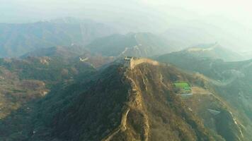 genial pared de China y verde montañas. badaling sección. aéreo vista. zumbido moscas adelante, revelar Disparo video