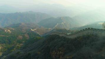 großartig Mauer von China. Antenne Drohne Schuss. Drohne fliegt rückwärts und nach oben video