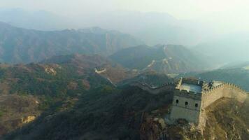 ótimo parede do China e verde montanhas dentro ensolarado dia. aéreo visualizar. zangão moscas frente e para baixo video