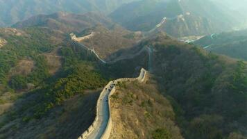 ótimo parede do China e verde montanhas. aéreo visualizar. zangão moscas avançar, revelar tiro video