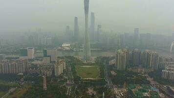 guangzhou, China - marcha 25, 2018 Cantão torre e cidade Horizonte dentro smog dentro a manhã. aéreo visualizar. zangão moscas para trás, inclinar acima. revelar tomada. video