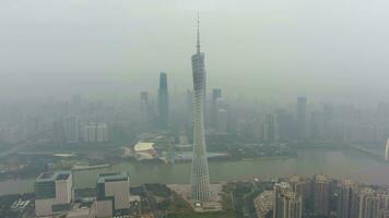 guangzhou, China - marcha 25, 2018 Cantão torre e cidade Horizonte dentro smog dentro a manhã. aéreo visualizar. zangão é órbita sentido horário. video