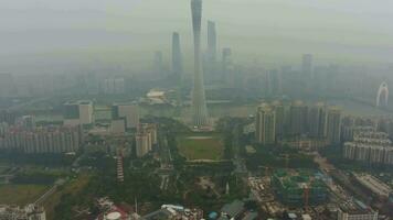 Guangzhou, China - - März 25, 2018 Kanton Turm und Stadt Horizont im Smog im das Morgen. Antenne Sicht. Drohne fliegt nach vorne, Neigung hoch. verraten Schuss. video