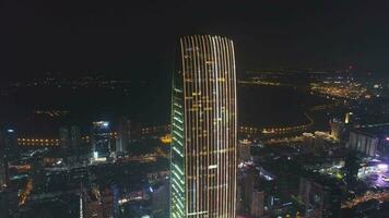 Shenzhen, Chine - Mars 28, 2019 clé royale 100 gratte-ciel et paysage urbain à nuit. aérien voir. drone est en orbite video
