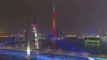 Canton, Chine - Mars 25, 2018 canton la tour et mensonge pont à nuit. Canton, Chine. aérien voir. drone mouches avant. video