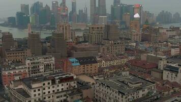 sjanghai, China - maart 22, 2018 haungpu en lujiazui wijk. China. antenne visie. dar vliegt naar voren, kantelen omhoog medium schot video