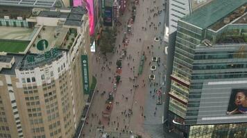 Shanghai, Kina - Mars 20, 2018 nanjing väg. fotgängare gata i huangpu distrikt. shanghai stad, Kina. antenn se. Drönare är kretsande. video