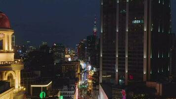 pessoas às Nanjing estrada às noite. pedestre rua dentro Huangpu distrito. Xangai cidade, China. aéreo visualizar. zangão moscas para cima, Câmera inclina abaixo. video