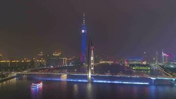Canton, Chine - Mars 25, 2018 canton la tour et mensonge pont à nuit. guangzhou ville, Chine. aérien voir. drone est en orbite. video