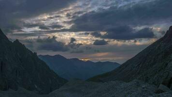 Berge und ziehen um Wolken beim Sonnenuntergang. Zeit Ablauf video