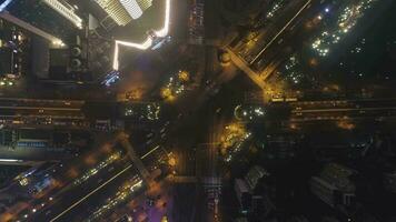 complexe route intersection dans shanghaï, Chine à nuit. aérien verticale de haut en bas voir. drone est planant video