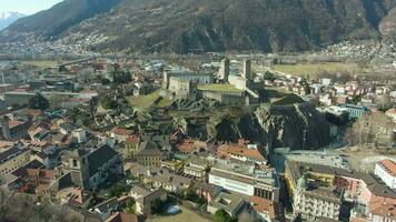 castelgrande Schloss. Bellinzona, Tessin, Schweiz. schweizerisch Alpen. Antenne Sicht. Drohne fliegt nach vorne Neigung oben breit Schuss video