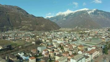 bellinzone ville, Tessin, Suisse. aérien voir. drone mouches en arrière large coup video