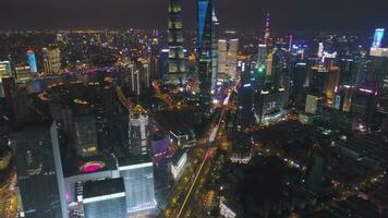 Xangai cidade às noite. Lujiazui distrito e iluminado Horizonte. China. aéreo visualizar. zangão moscas avançar, inclinar acima video